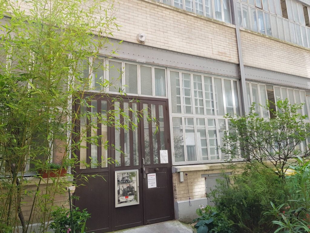 vue de la cour intérieure avec l'entrée du dojo zen de Paris
