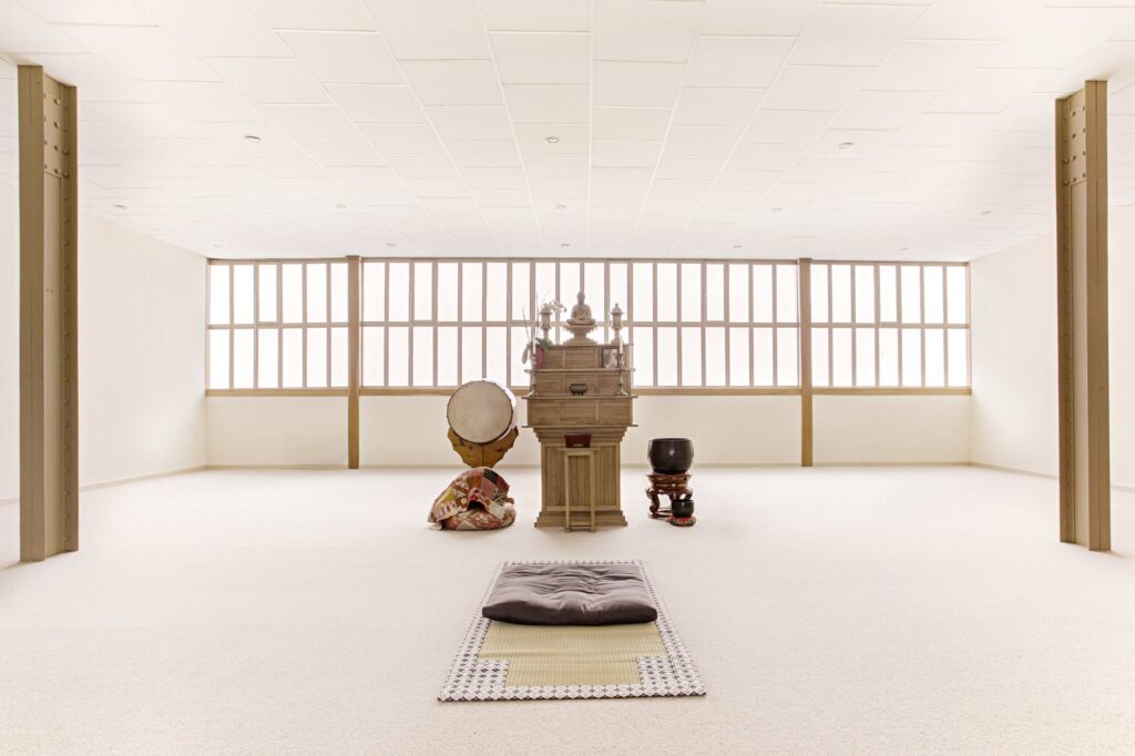 présentation de la salle de méditation du Dojo Zen de Paris